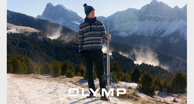 Mann mit blau beige gemustertem Pullover von Olymp