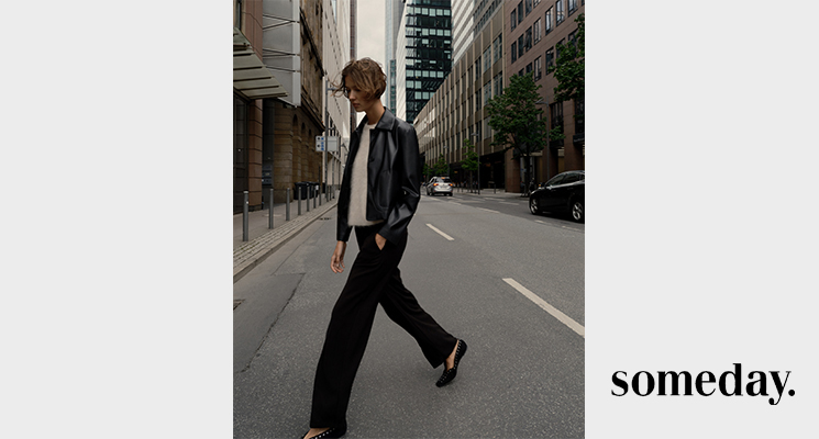 Frau in schwarzem Outfit von someday.