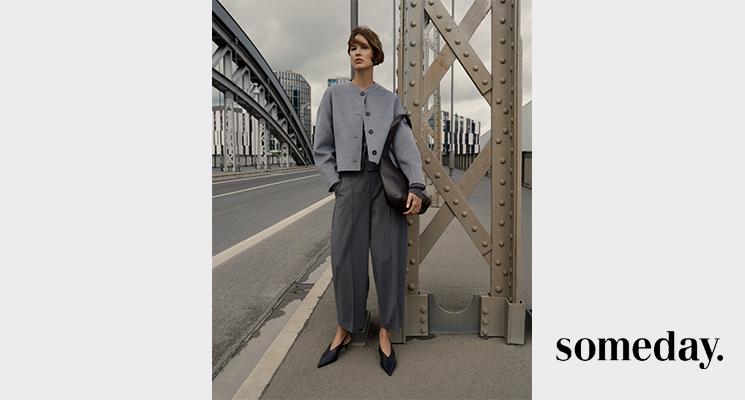 Frau in grauem Outfit von someday