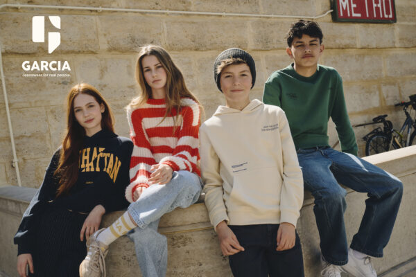 4 Kinder in Herbstmode. Verschiedene Pullover in grün, beige, orange weiß gestreift und mit Frontdruck von Garcia