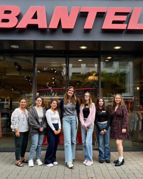 Unsere Ausbildungsleitung mit 5 neuen Auszubildenden