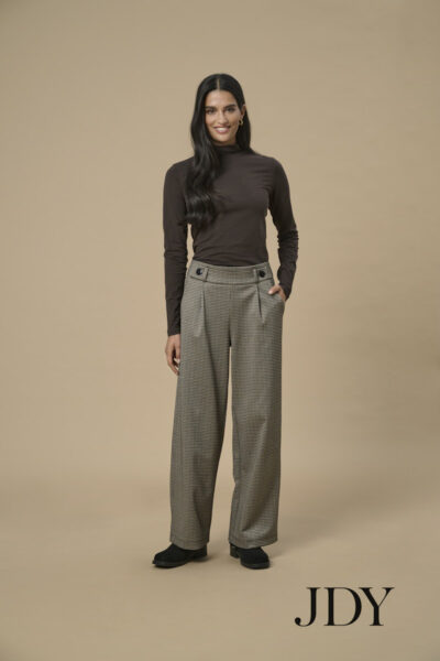 Frau mit braun karierter Hose und braunem Rollkragenshirt von JDY