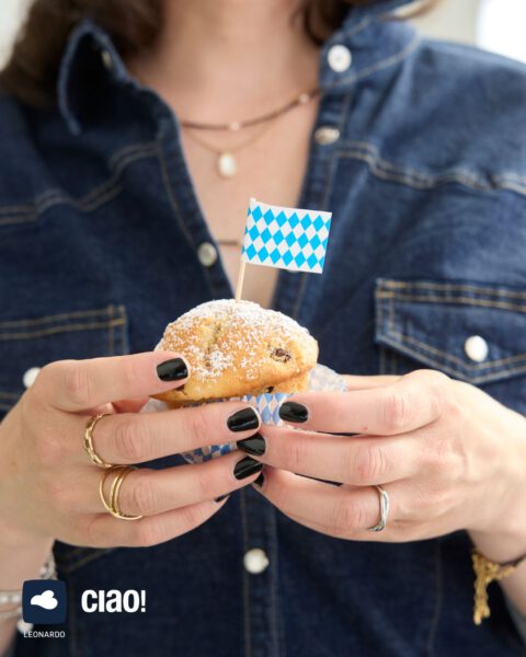 Leonardo Schmuck Ring präsentiert an Fingern einer Frau die einen Muffin in der Hand passend zum Oktoberfest hält