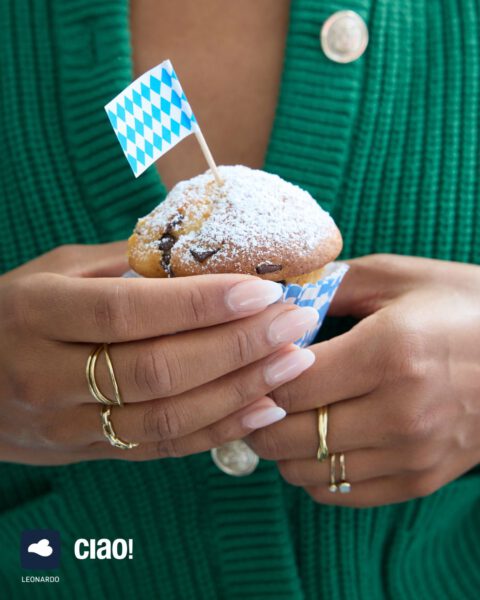 Leonardo Schmuck Ring präsentiert an Fingern einer Frau die einen Muffin in der Hand passend zum Oktoberfest hält