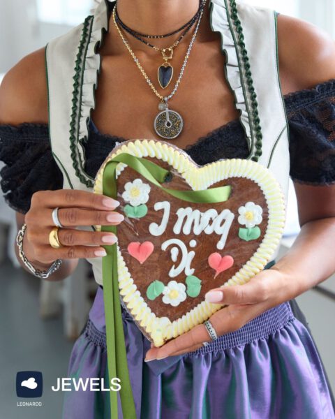 Leonardo Schmuck an Fingern, Handgelenk und Hals einer Dame präsentiert