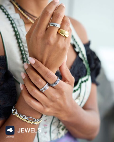 Leonardo Schmuck an Fingern, Handgelenk und Hals einer Dame präsentiert