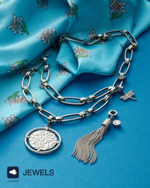 Leonardo Schmuck auf blauem Hintergrund präsentiert