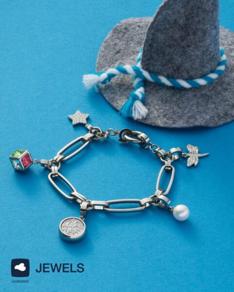 Leonardo Schmuck auf blauem Hintergrund präsentiert