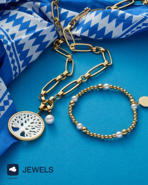 Leonardo Schmuck auf blauem Hintergrund präsentiert