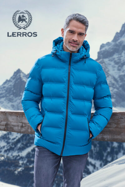 Mann mit blauer Jeans und hellblauer Winterjacke von Lerros