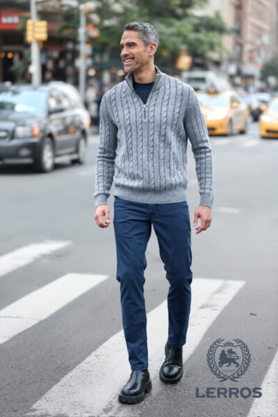 Mann mit blauer Jeans und grauem Pullover mit Reißverschluss am Kragen von Lerros