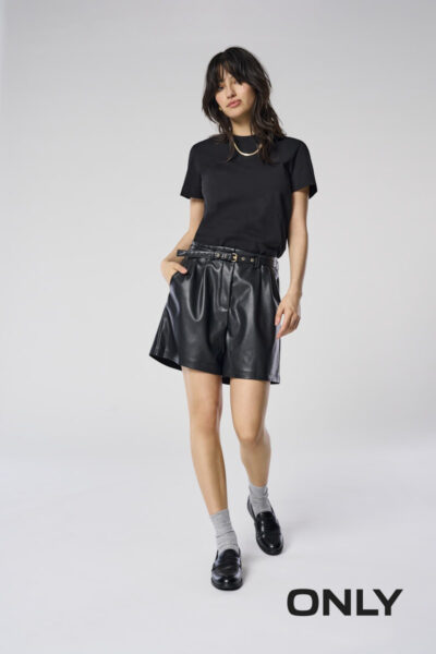 Frau mit schwarzem T-Shirt und Lederimitathose von Only