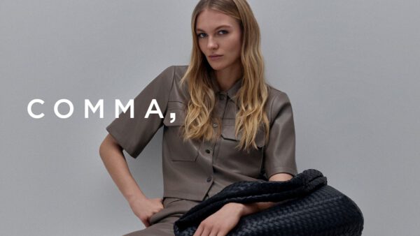 Frau mit Lederbluse von Comma