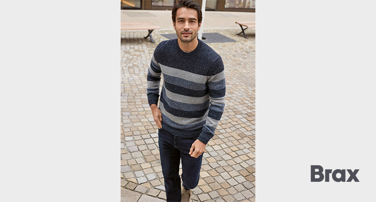 Mann mit in Blautönen gestreiftem Pullover