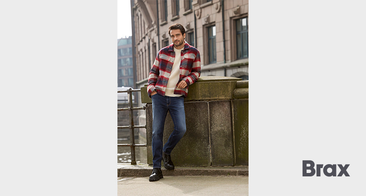 Mann in Jeans und Karohemd von Brax
