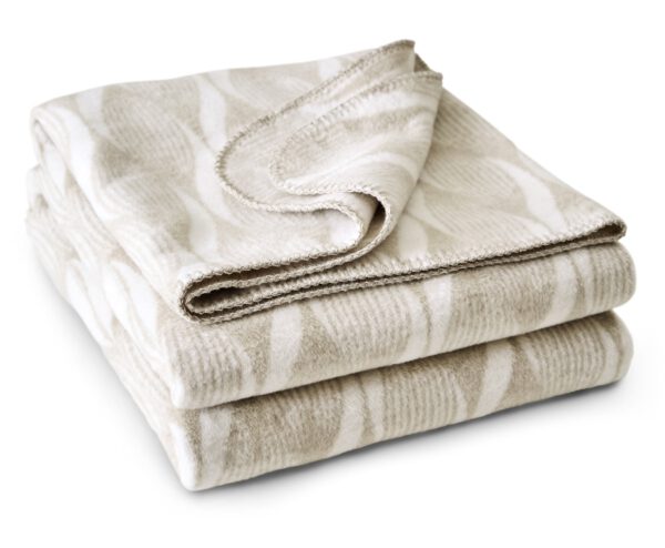 Wohndecke als Zugabeartikel beim Einkauf von 2 Raphaela Hosen in der Damenabteilung