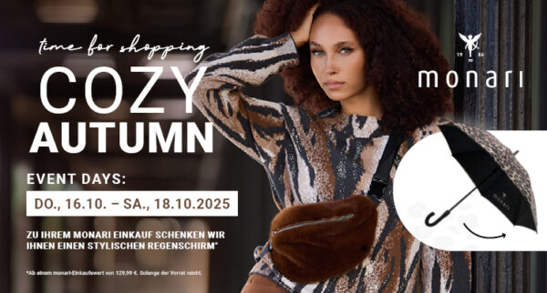 Monari Event vom 15.10.25 bis 18.10.25 in der Damenabteilung bei Bantel. Frau mit braungemustertem Pullover und Bodybag. Beim Einkauf ab € 129,99 einen Regenschirm gratis dazu.