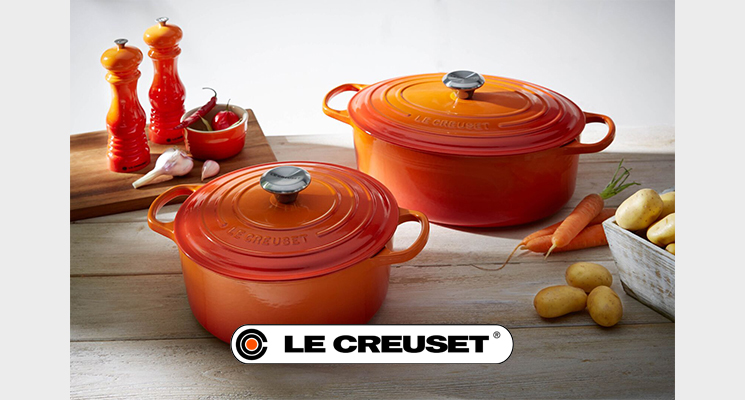 Runder und ovaler Ofenroter Guss-Bräter von Le Creuset, farblich passende Salz- und Pfeffermühlen