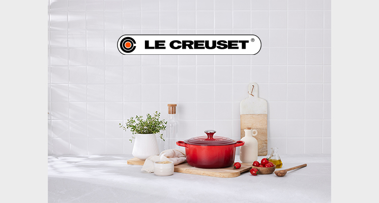 Kirschroter runder Guss-Bräter von Le Creuset