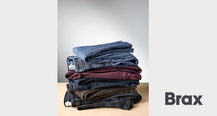 verschieden farbige Jeans von Brax auf Stapel