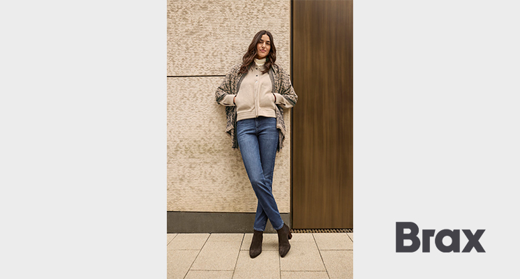 Frau mit blauer Jeans, beige Oberteil von Brax