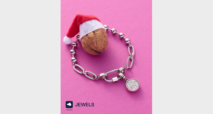 Walnuss mit nikolausmütze und Armband auf rosa Hintergrund