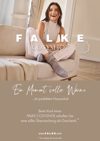 FALKE COZYSHOE Hausschuh Aktion. Frau trägt Cozyshoe und sitzt auf Sofa.