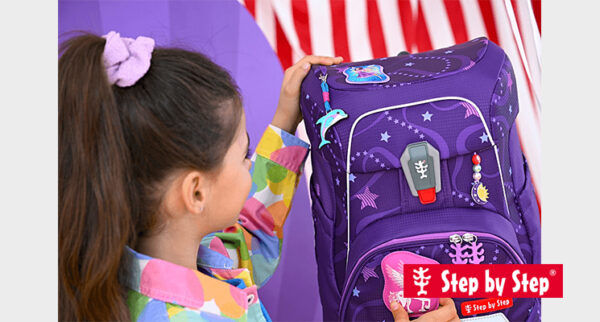 Kind mit lila Schulranzen von step by step