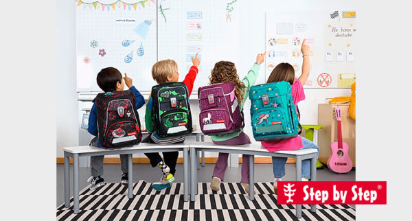 Kinder mit bunten Schulranzen von "step by step"