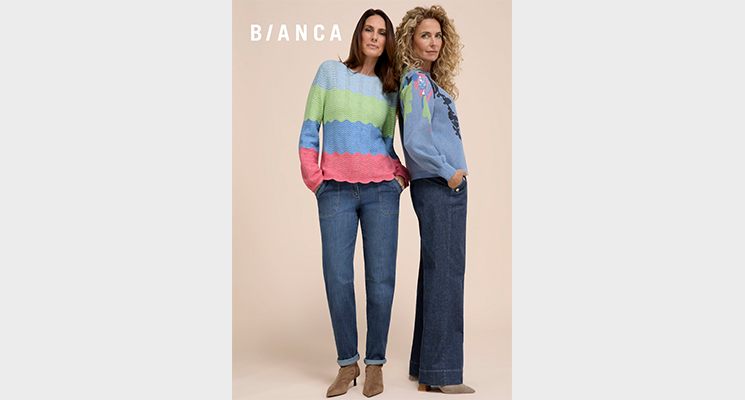 2 Models stehend mit gestreiftem und blauem Pullover und blauen Hosen von Bianca