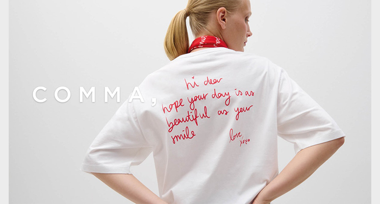 Frau mit dem Rocken zu einem stehend mit weißem T-Shirt mit roter Schrift zum Valentinstag von Comma
