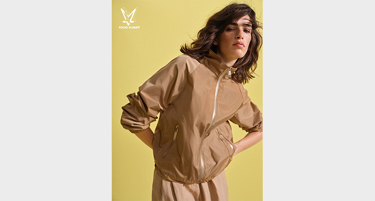 Frau mit Jacke mit Reißverschluss in beige von Fuchs Schmitt