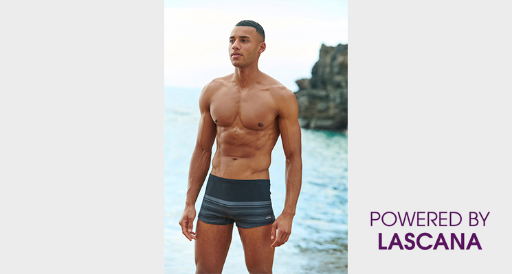 Herrenbademode stehend am Strand mit dunkelblau gestreifter Badeboxershort von Lascana