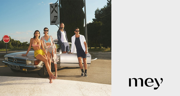 Frauen und Männer stehend an Auto mit kurzen Hosen, Hemd, verschiedenen BH2 und Slips von Mey