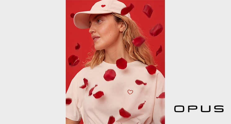 Frau mit weißem T-Shirt mit Herzmotiv und weißem Cap mit Herzmotiv zum Valentinstag von Opus