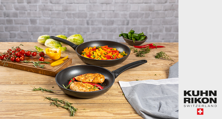 2 Pfannen dekoriert mit Lebensmitteln von Kuhn Rikon