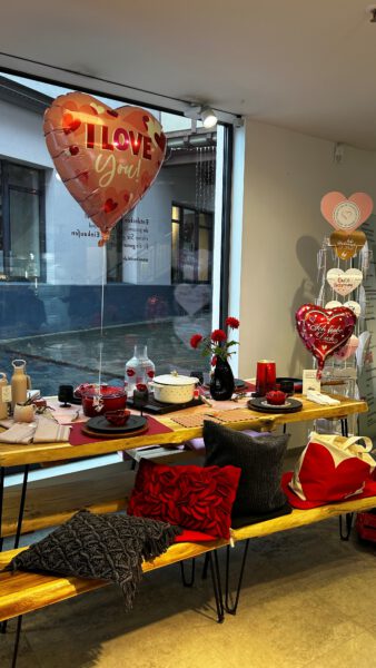 Dekorierter Tisch bei Bantel im Erdgeschoss mit verschiedenen Geschenkideen zum Valentinstag am 14. Februar