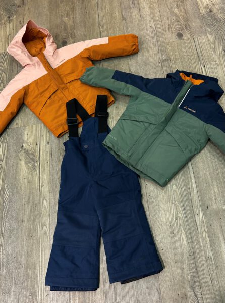 Neu bei Bantel. VAUDE Schneehosen und Jacken. Schneehose in blau, Kinderjacken in orange und khaki.
