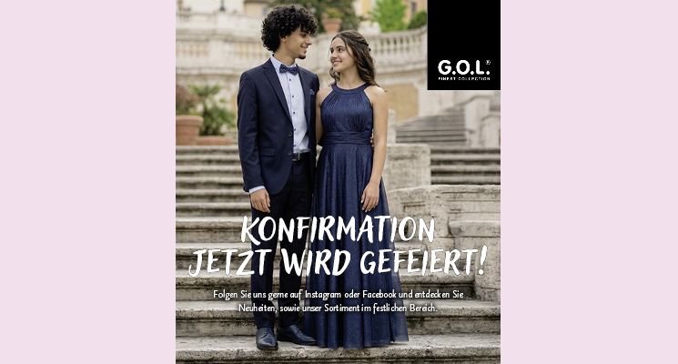 Junges Paar im Anzug und festlichem Kleid der Marke GOL stehend auf einer Treppe