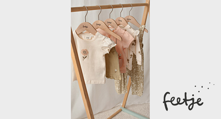 Kleiderstange mit verschiedenen Oberteilen von Feetje