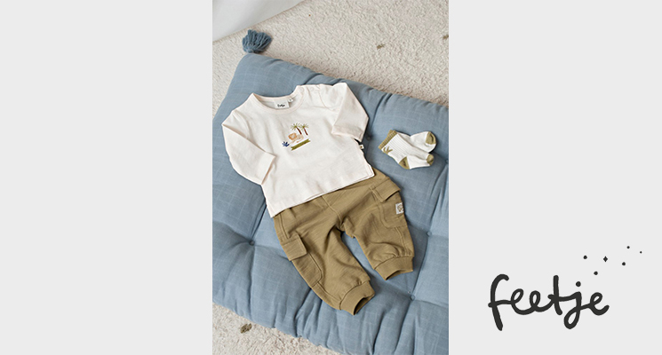 weißes Langarmshirt mit Printdruck und khaki Hose von Feetje