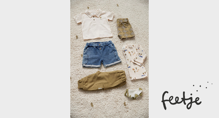 Verschiedene Ober- und Unterteile von Feetje auf Boden präsentiert