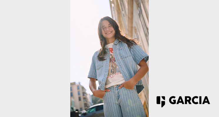 Mädchen mit Shirt und hellblauem Jeanshemd und Jeanshose von Garcia