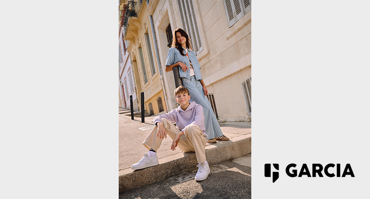 Mädchen mit Shirt und hellblauem Jeanshemd und Jeanshose sowie Junge mit violettem Pullover und beiger Hose von Garcia