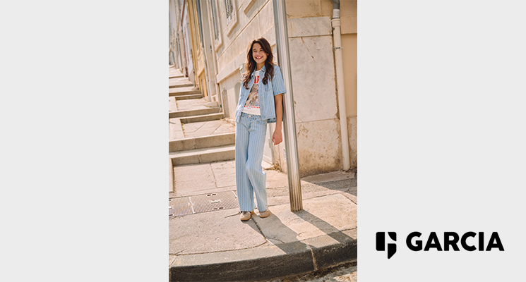 Mädchen mit Shirt und hellblauem Jeanshemd und Jeanshose von Garcia