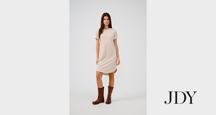 Frau stehend in cremefarbenen Kleid von JDY