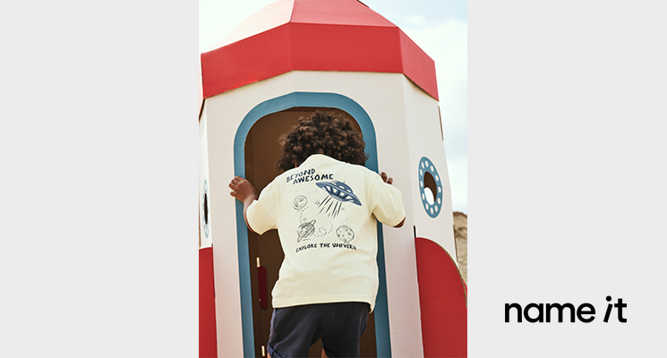 Junge mit cremefarbenen T-Shirt mit Rückenprint von Name it