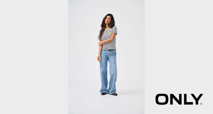 Frau stehend mit gestreiftem T-Shirt mit Zitronendetail und blauer Jeans von Only