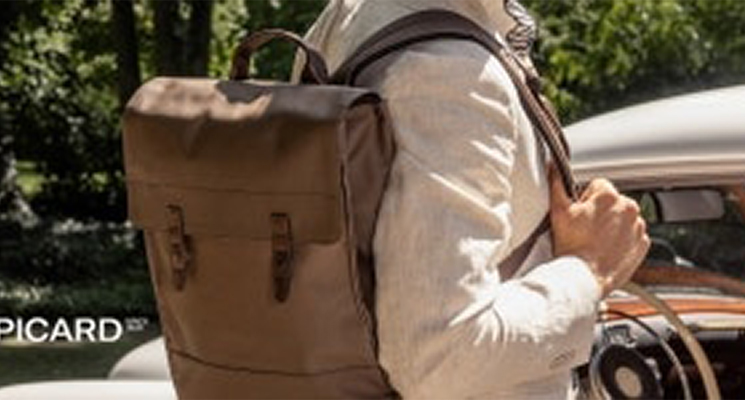 Mann trägt braunen Rucksack auf dem Rücken von Picard