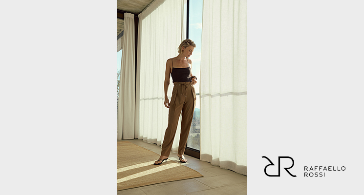 Frau in braunem Top und brauner Stoffhose von Raffaello Rossi